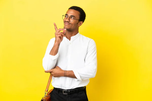 Afro Amerikaanse Zakenman Geïsoleerde Gele Achtergrond Wijzend Een Geweldig Idee — Stockfoto
