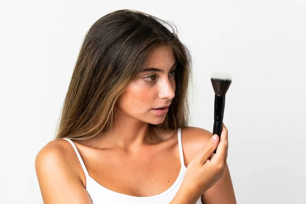 Young Caucasian Woman Isolated White Background Holding Makeup Brush — Stock Photo, Image