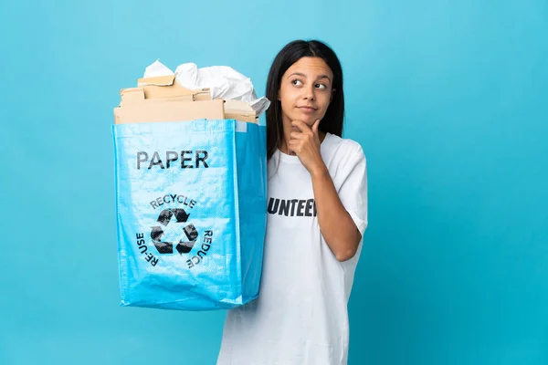 Mujer Joven Sosteniendo Una Bolsa Reciclaje Llena Papel Con Dudas —  Fotos de Stock