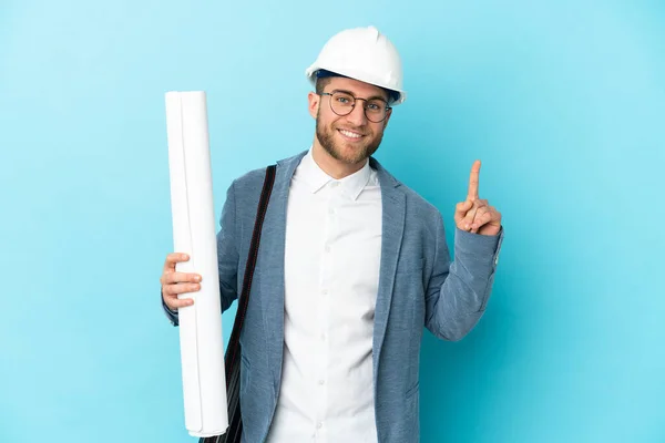 Jovem Arquiteto Homem Com Capacete Segurando Plantas Sobre Fundo Isolado — Fotografia de Stock