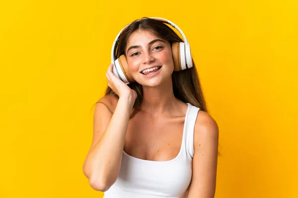 Jeune Femme Caucasienne Isolée Sur Fond Jaune Écoutant Musique — Photo