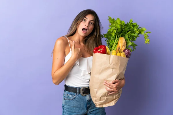 Jonge Vrouw Met Een Boodschappentas Met Verrassende Gezichtsuitdrukking — Stockfoto