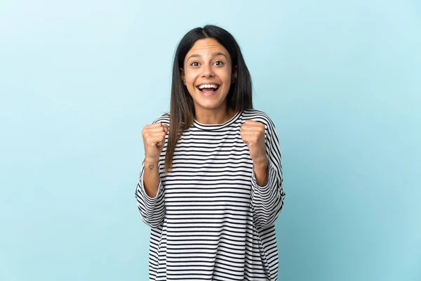 Fille Caucasienne Isolé Sur Fond Bleu Célébrer Une Victoire Position — Photo