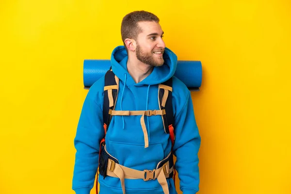 Νεαρός Καυκάσιος Ορειβάτης Άνδρας Ένα Μεγάλο Σακίδιο Που Απομονώνεται Κίτρινο — Φωτογραφία Αρχείου
