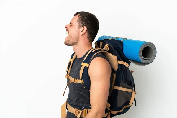 Brasilianischer Bergsteiger Mit Großem Rucksack Über Isoliertem Weißem Hintergrund Lacht — Stockfoto