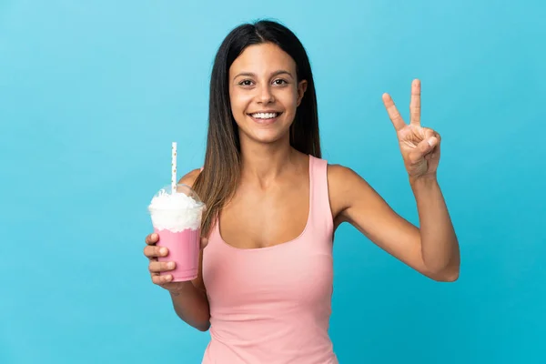 Mujer Joven Con Batido Fresa Sonriendo Mostrando Signo Victoria —  Fotos de Stock