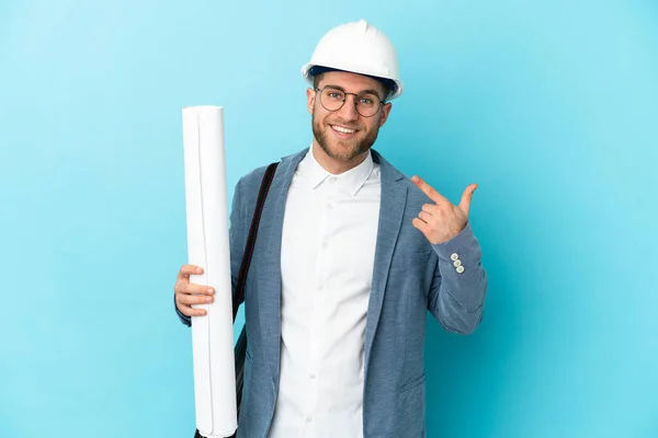 Jovem Arquiteto Homem Com Capacete Segurando Plantas Sobre Fundo Isolado — Fotografia de Stock