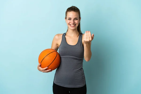 Młoda Kobieta Grająca Koszykówkę Odizolowana Niebieskim Tle Zapraszająca Gry Cieszę — Zdjęcie stockowe