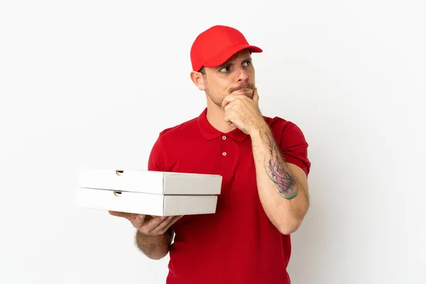 Homem Entrega Pizza Com Uniforme Trabalho Pegando Caixas Pizza Sobre — Fotografia de Stock