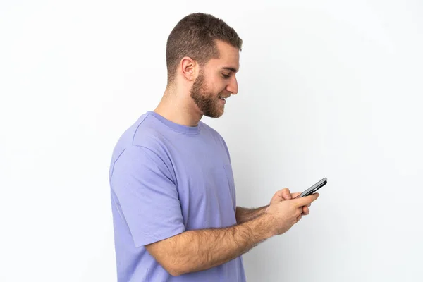 Beyaz Arka Planda Izole Edilmiş Yakışıklı Beyaz Adam Cep Telefonuyla — Stok fotoğraf
