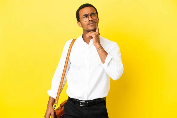 Афроамериканський Бізнесмен Через Ізольоване Жовте Походження Сумнівається Дивлячись Вгору — стокове фото