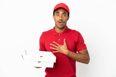 Afro-Amerikalı pizza teslimatçısı izole edilmiş beyaz duvardan pizza kutuları alıyor.