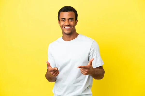 Афроамериканець Ізольованому Жовтому Фоні Вказує Фронт Посміхається — стокове фото