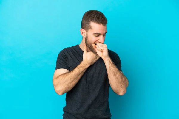 Junge Schöne Kaukasische Mann Isoliert Auf Blauem Hintergrund Hustet Viel — Stockfoto