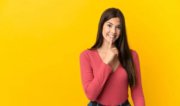 Tiener Braziliaans Meisje Geïsoleerde Gele Achtergrond Met Een Teken Van — Stockfoto