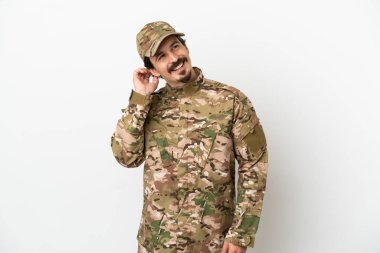Beyaz arka planda izole edilmiş bir asker bir fikir düşünüyor.