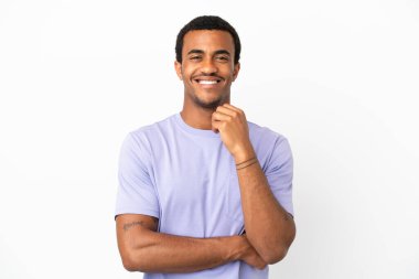 Afro-Amerikalı yakışıklı adam izole edilmiş beyaz arka planda gülüyor.