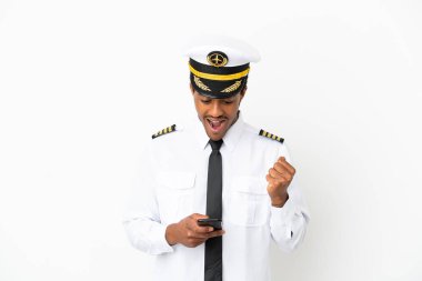 İzole edilmiş beyaz arka plan üzerinde Afrikalı Amerikan Uçak Pilotu şaşırdı ve bir mesaj gönderiyor