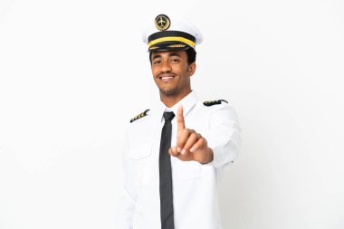 İzole edilmiş beyaz arka plan üzerinde Afrika Amerikan Uçak Pilotu parmağını kaldırıyor ve gösteriyor.