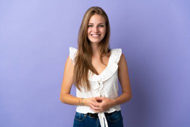 Kafkasyalı genç bir kadın soyutlanmış arka planda gülüyor.