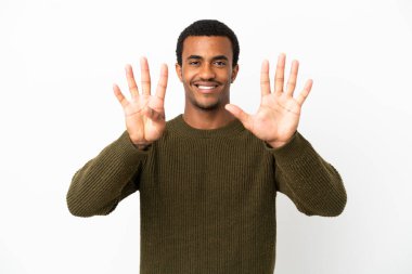 İzole edilmiş beyaz arka planda yaşayan Afro-Amerikalı yakışıklı adam parmaklarıyla dokuz sayıyor.