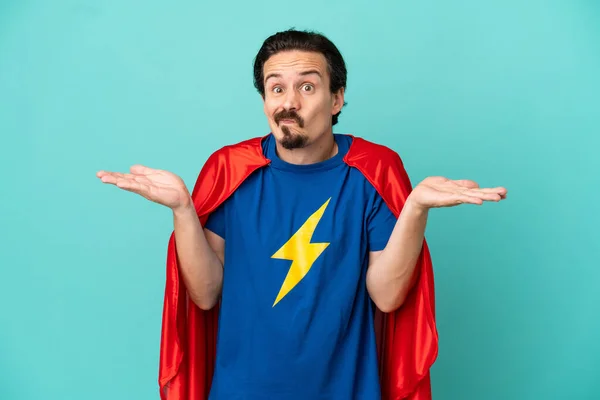 Super Herói Caucasiano Homem Isolado Fundo Azul Com Dúvidas Levantar — Fotografia de Stock