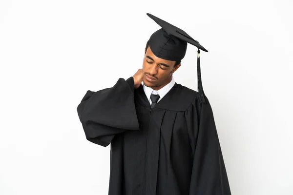 Afroamerikanische Universitätsabsolvent Mann Über Isolierten Weißen Hintergrund Mit Nackenschmerzen — Stockfoto