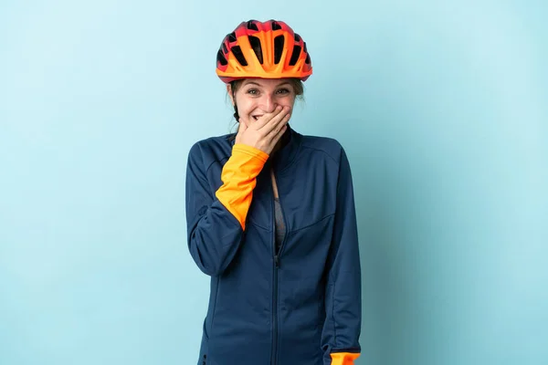 Mavi Arka Planda Izole Edilmiş Genç Bisikletçi Kadın Mutlu Gülümsüyor — Stok fotoğraf