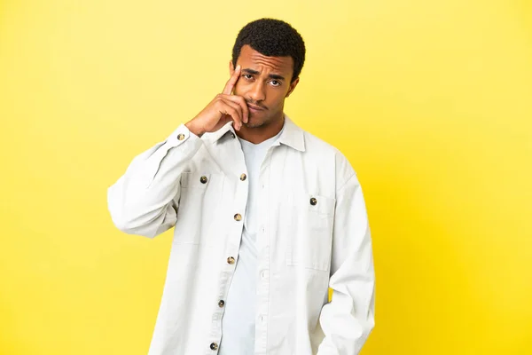 Hombre Guapo Afroamericano Sobre Fondo Amarillo Aislado Pensando Una Idea —  Fotos de Stock