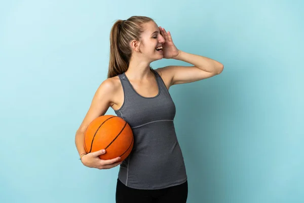 Jonge Vrouw Spelen Basketbal Geïsoleerd Blauwe Achtergrond Glimlachen Veel — Stockfoto