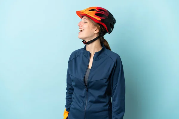Genç Bisikletçi Kadın Mavi Arka Planda Izole Edilmiş Yan Pozisyonda — Stok fotoğraf
