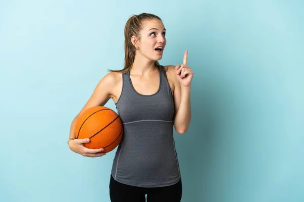 Jovem Mulher Jogando Basquete Isolado Fundo Azul Pensando Uma Ideia — Fotografia de Stock