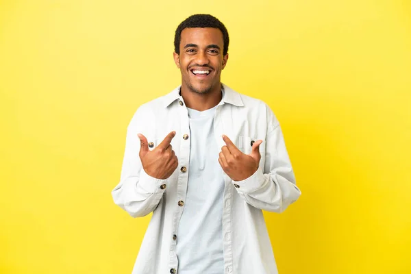 Afroamericano Bello Uomo Isolato Giallo Sfondo Con Sorpresa Facciale Espressione — Foto Stock