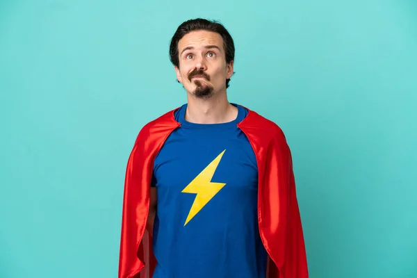 Super Herói Caucasiano Homem Isolado Fundo Azul Olhando Para Cima — Fotografia de Stock