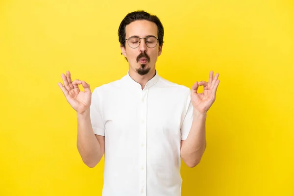 Joven Hombre Caucásico Aislado Sobre Fondo Amarillo Pose Zen — Foto de Stock