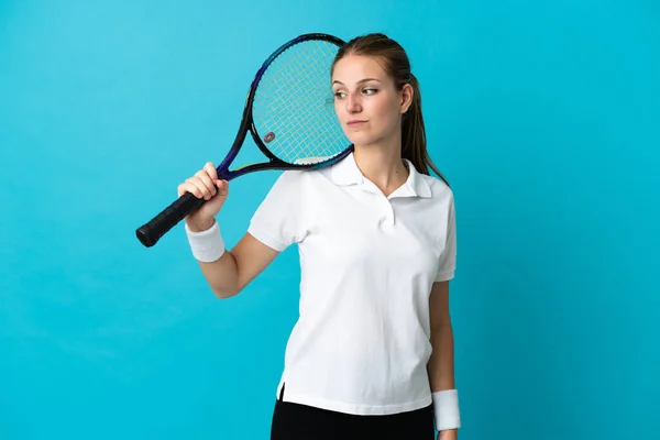 Jonge Vrouw Tennis Speler Geïsoleerd Blauwe Achtergrond Zoek Naar Zijkant — Stockfoto
