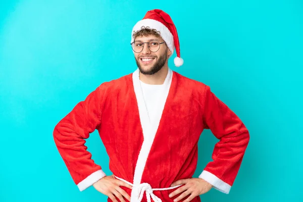 Junger Mann Verkleidet Als Weihnachtsmann Auf Blauem Hintergrund Posiert Mit — Stockfoto