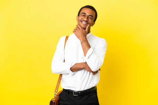 Afroamericano Uomo Affari Isolato Sfondo Giallo Felice Sorridente — Foto Stock