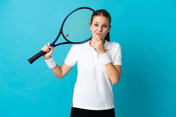 Genç Bayan Tenisçi Mavi Arka Planda Izole Edilmiş Şüpheleri Var — Stok fotoğraf