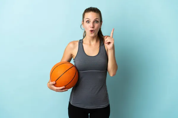 Jovem Mulher Jogando Basquete Isolado Fundo Azul Com Intenção Realizar — Fotografia de Stock