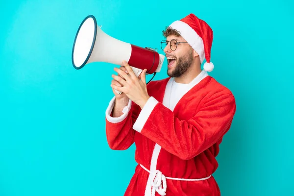 Joven Disfrazado Santa Claus Aislado Sobre Fondo Azul Gritando Través — Foto de Stock