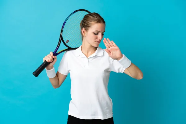 Jeune Joueuse Tennis Isolée Sur Fond Bleu Faisant Geste Arrêt — Photo