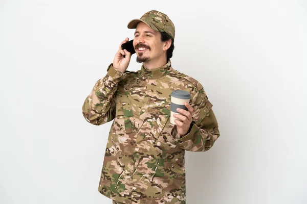 白い背景にコーヒーを持って隔離された兵士の男と携帯電話 — ストック写真