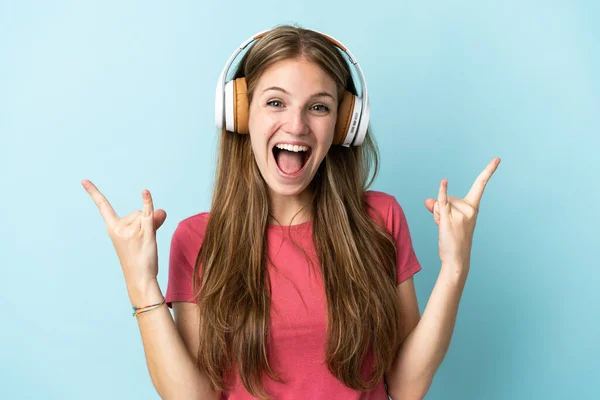 Νεαρή Καυκάσια Γυναίκα Απομονωμένη Μπλε Φόντο Ακούγοντας Μουσική Κάνοντας Ροκ — Φωτογραφία Αρχείου