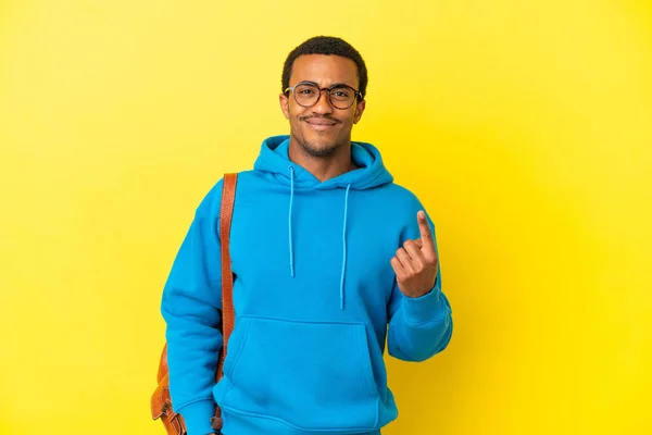 Estudante Afro Americano Homem Sobre Fundo Amarelo Isolado Apontando Com — Fotografia de Stock