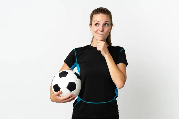 Jonge Voetballer Vrouw Geïsoleerd Witte Achtergrond Met Twijfels Denken — Stockfoto