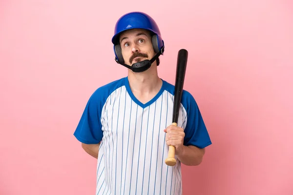 Beyzbol Oynayan Beyaz Bir Adam Pembe Arka Planda Izole Edilmiş — Stok fotoğraf