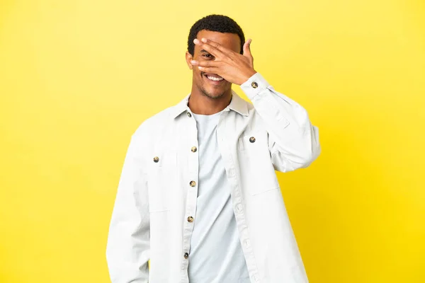 Afroamericano Bello Uomo Isolato Sfondo Giallo Che Copre Gli Occhi — Foto Stock