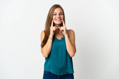 Kafkasyalı genç bir kadın izole edilmiş arka planda mutlu ve hoş bir ifadeyle gülümsüyor.