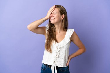 Soyutlanmış bir geçmişi olan beyaz bir kadın çok fazla gülümsüyor.